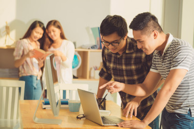 学生看在笔记本电脑上的东西