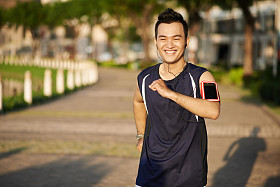 男子享受慢跑