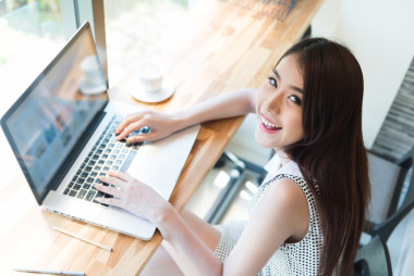 美麗的商業(yè)女性使用一臺筆記本電腦