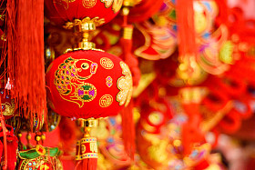 传统的中国红色鱼装饰