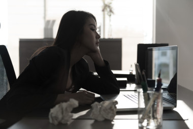 坐在辦公桌前的不愉快女商人