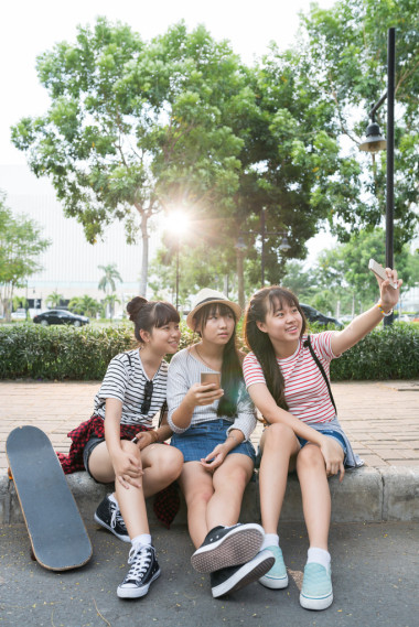 女生坐并考慮自拍照