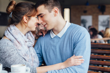年輕的夫婦在一家咖啡館