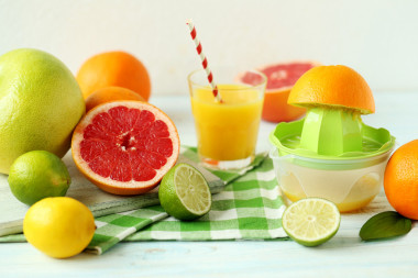 柑橘類水果的榨汁機照片