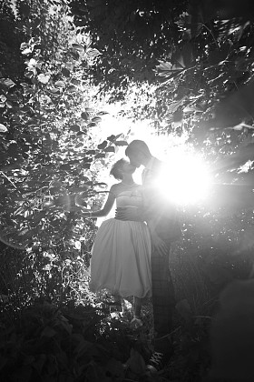 在背景上接吻情侣