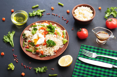 雞蛋面與炒蔬菜在一盤棕色粘土。旁邊的香料和草藥。深色背景, 背光