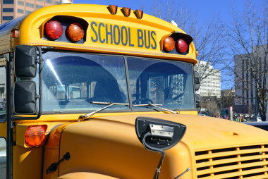 黃色校車的特寫