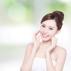 美丽的女人笑着照片