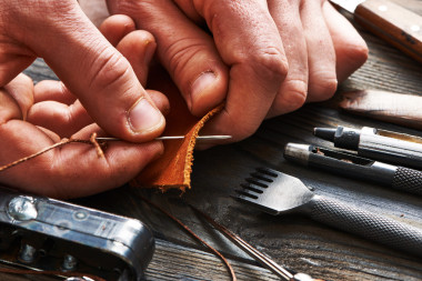 用皮革工作的人照片