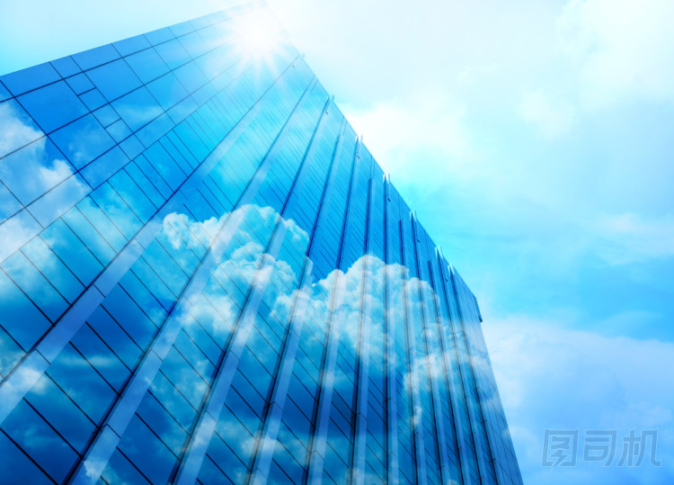 建筑玻璃摩天大樓與云，建筑業(yè)務(wù)概念的特寫