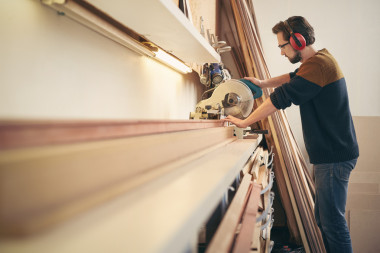成幀器使用工具鋸木頭