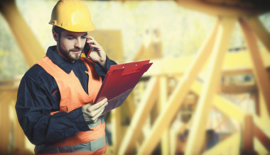 工人在統(tǒng)一和防護(hù)頭盔