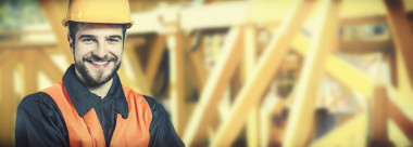 微笑在统一和防护头盔的工人照片