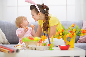 母亲和婴儿玩的复活节彩蛋
