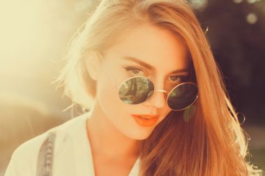 可愛(ài)迷人的微笑女孩的肖像