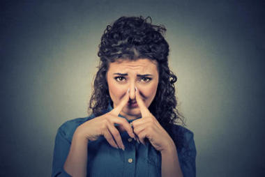 女人捏鼻子的手指看起來(lái)令人厭惡的東西臭難聞的氣味