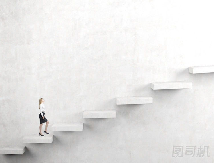 一個年輕的女人不慌不忙地上