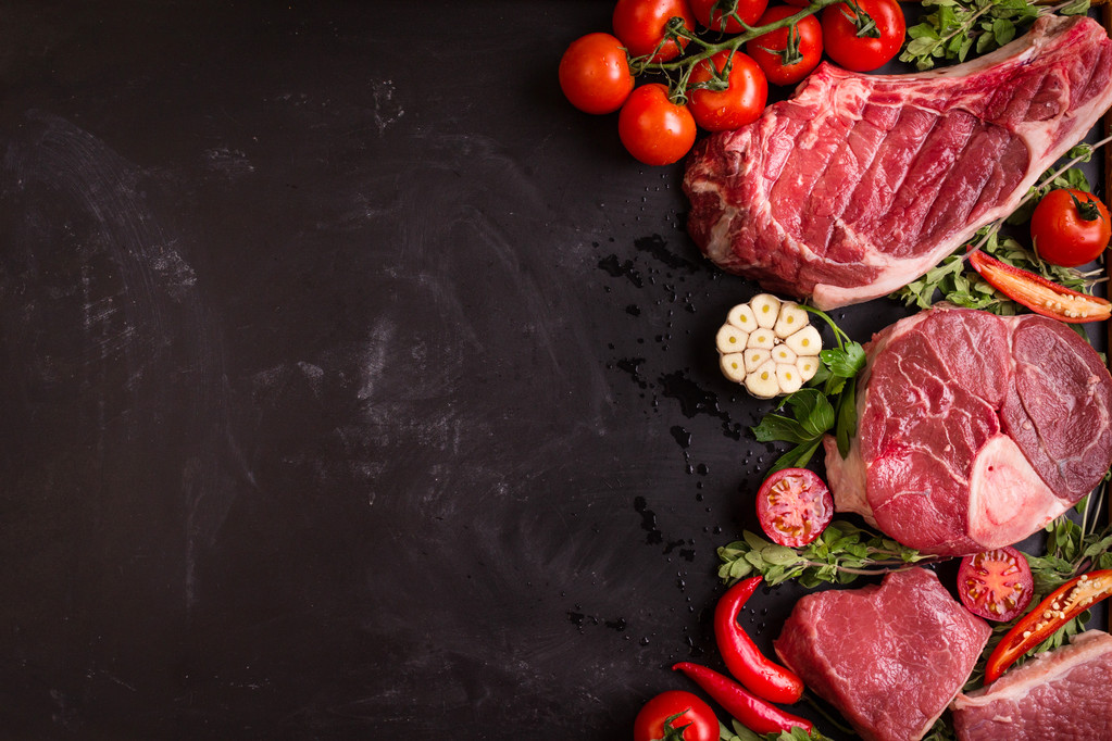 生肉牛排在深色背景上的作好准备焙烧 生肉牛排在深色背景上的作好准备焙烧