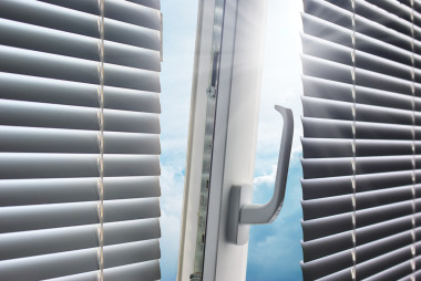 男孩和一个女孩带着她的笔记本电脑在公园