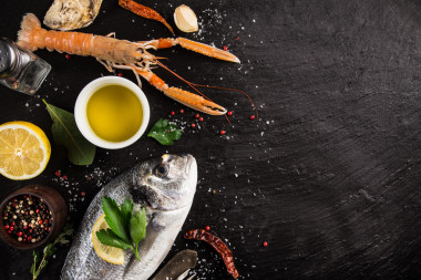 新鮮的海鮮，在黑色的石頭