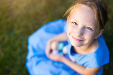 小女孩玩復活節(jié)彩蛋圖片