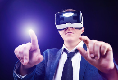 商人使用虛擬 Realitiy Vr 頭戴式顯示器