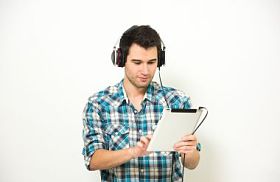 快乐的人，在耳机