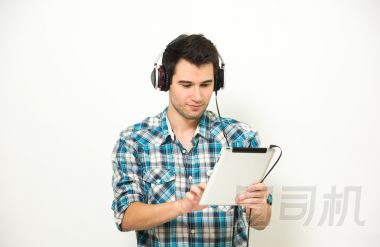 快樂的人，在耳機(jī)