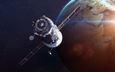 地球軌道上運行的航天器 Soyuz。這幅圖像由美國國家航空航天局提供的元素