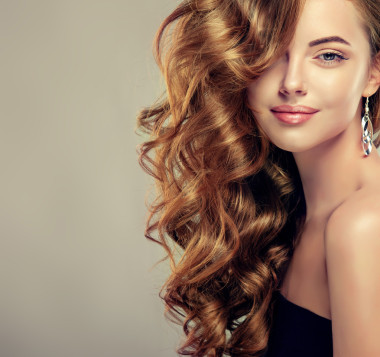 長(zhǎng)著長(zhǎng)卷發(fā)的女孩照片