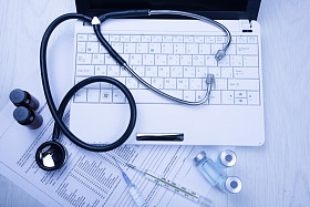 摆在桌上用蓝色色调医生医疗设备