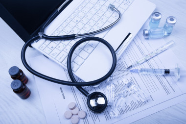 擺在桌上用藍色色調(diào)醫(yī)生醫(yī)療設(shè)備