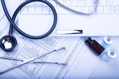 摆在桌上用蓝色色调医生医疗设备