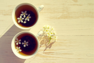 兩杯茶和春天的花朵