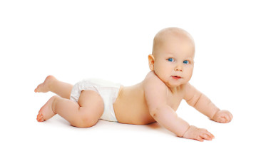 可愛的小寶寶尿布爬在白色背景上