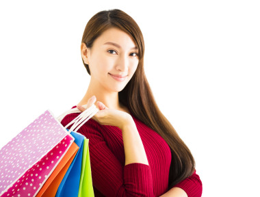 微笑購物袋的年輕女人圖片