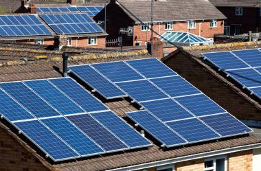 許多住宅屋頂上的太陽能電池板