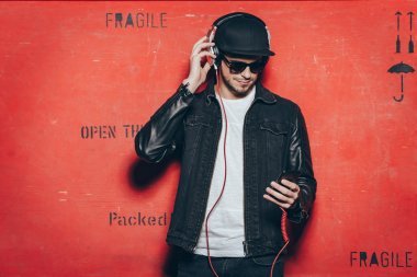 時(shí)髦的年輕人用耳機(jī)圖片