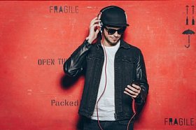 时髦的年轻人用耳机图片