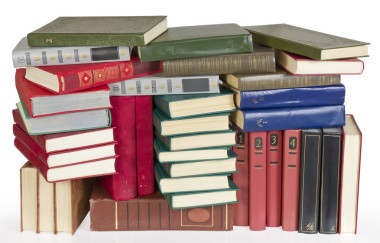舊復古彩色封面的書堆照片