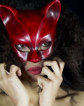 一名戴着面具的性感年轻女子的肖像