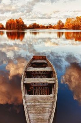 木船在湖与云层的反射图片