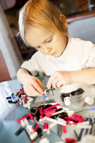 孩子們的手從建設(shè)收集詳細(xì)信息設(shè)置在