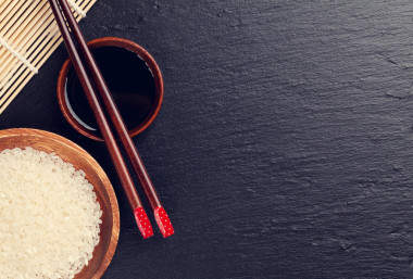日本壽司醬油碗和水稻的筷子圖片