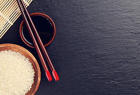 日本寿司酱油碗和水稻的筷子图片