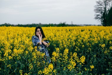 一个漂亮的樱桃果园春天步行女孩