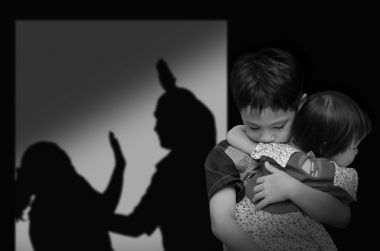 孩子与父母在背景的战斗图片