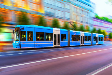 在城市的街道在斯德哥爾摩，瑞典現(xiàn)代有軌電車