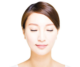  美丽年轻的亚洲女人脸特写图片