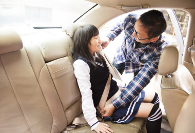 父親在汽車(chē)座椅保護(hù)女兒圖片
